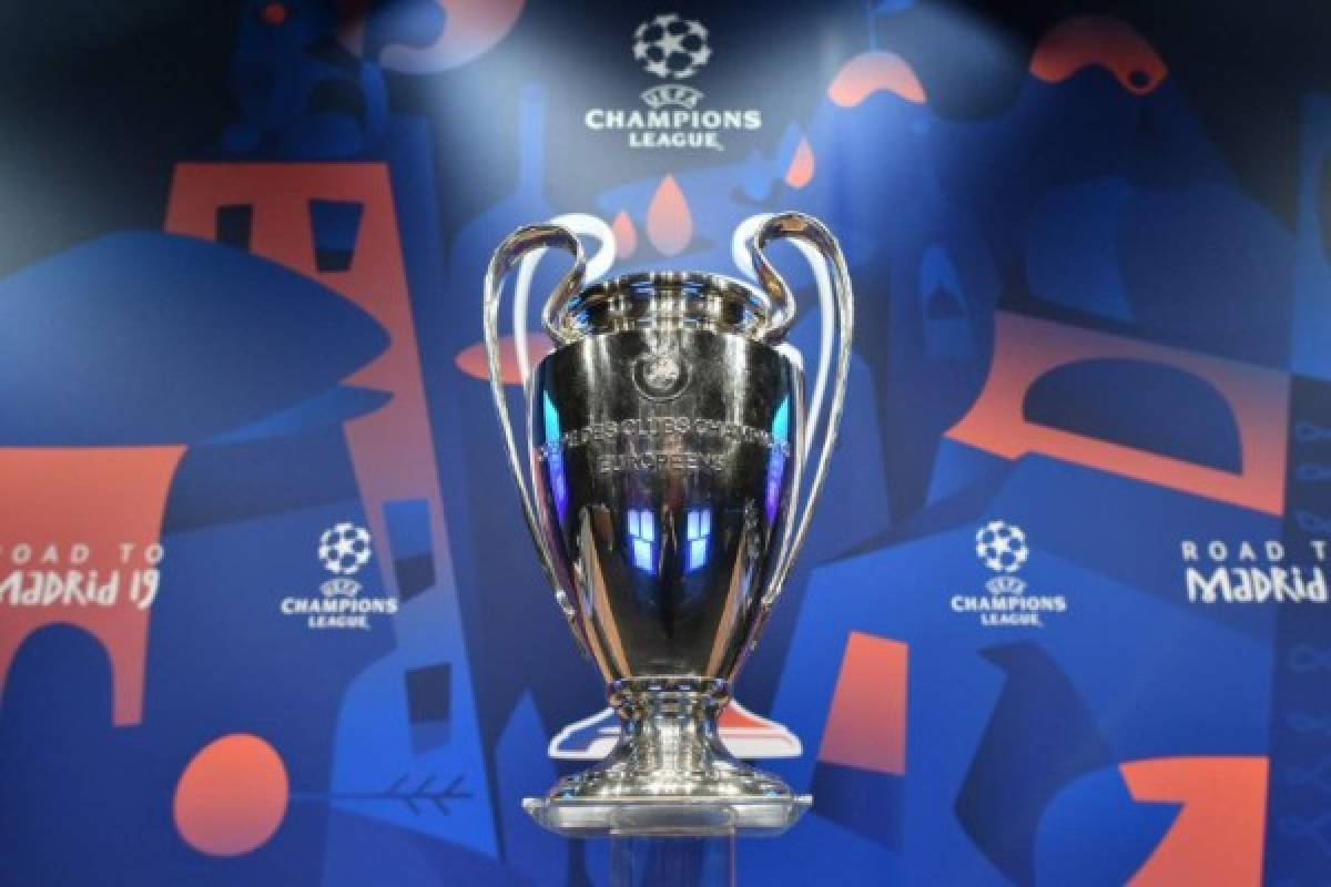 The UEFA Champions League football cup is displayed prior to the draw for the round of 16 of the UEFA Champions League football tournament at the UEFA headquarters in Nyon on December 17, 2018. (Photo by Fabrice COFFRINI / AFP)