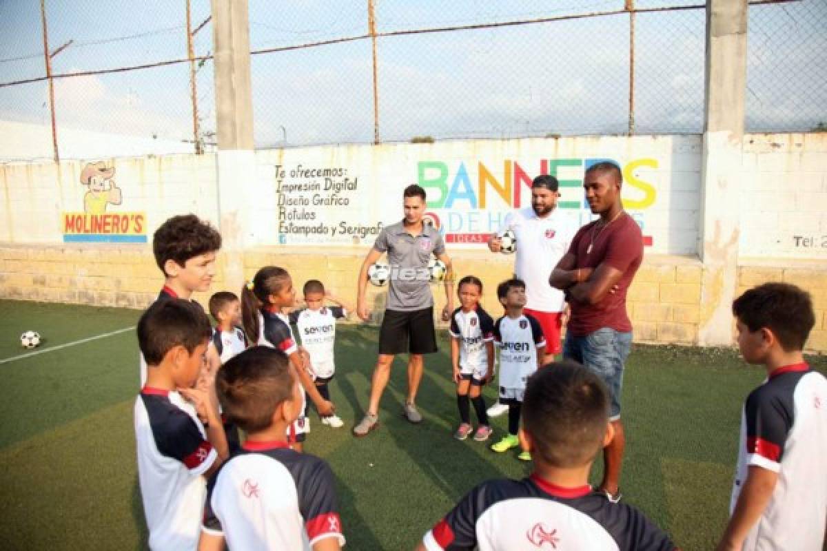 Brayan Beckeles hace visita sorpresa a niños de la academia de Marcelo Canales