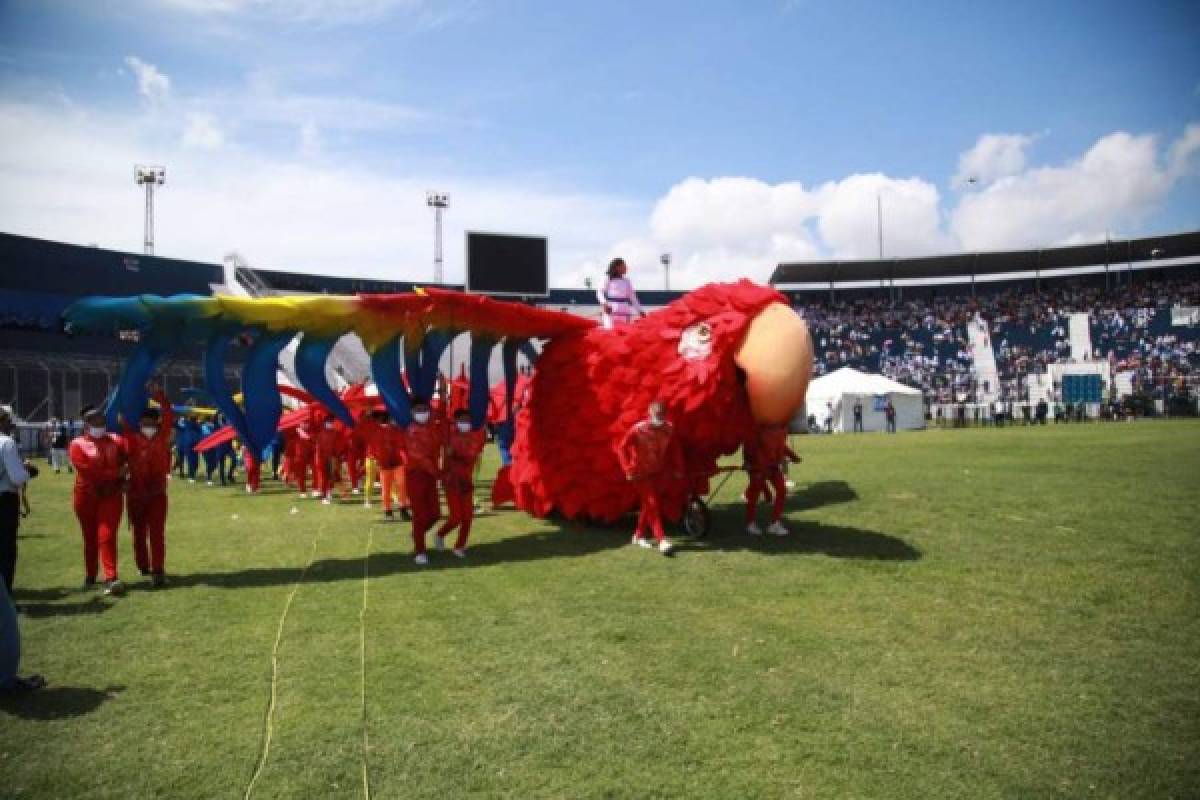 Fotos del día: Derroche de belleza con palillonas, la guacamaya gigante y todo el ambiente en el estadio Nacional