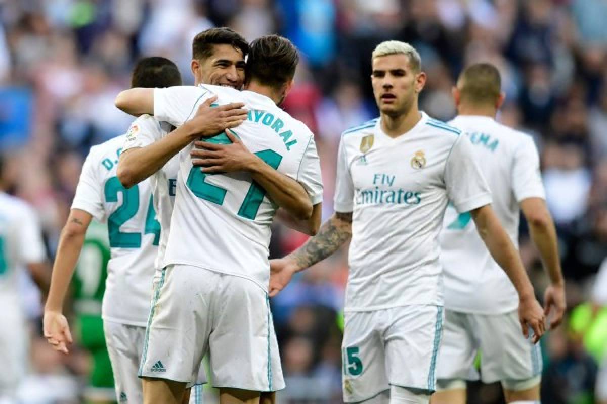 Real Madrid's Spanish forward Borja Mayoral (C) celebrates with teammates after scoring a goal during the Spanish League football match between Real Madrid and Leganes at the Santiago Bernabeu Stadium in Madrid on April 28, 2018. / AFP PHOTO / JAVIER SORIANO