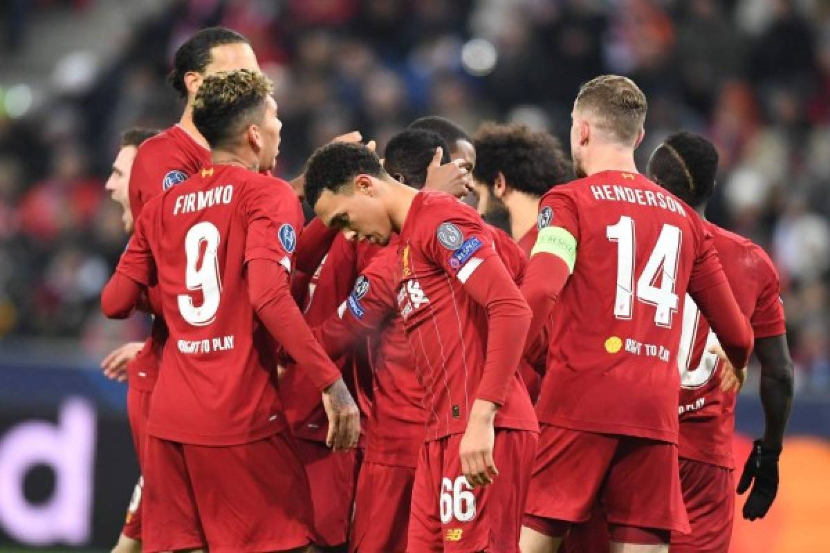 Liverpool's team celebrates after scoring during the UEFA Champions League Group E football match between RB Salzburg and Liverpool FC on December 10, 2019 in Salzburg, Austria. (Photo by JOE KLAMAR / AFP)