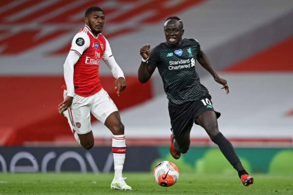 Liverpool's Senegalese striker Sadio Mane (R) vies with Arsenal's English midfielder Ainsley Maitland-Niles (L) during the English Premier League football match between Arsenal and Liverpool at the Emirates Stadium in London on July 15, 2020. (Photo by Shaun Botterill / POOL / AFP) / RESTRICTED TO EDITORIAL USE. No use with unauthorized audio, video, data, fixture lists, club/league logos or 'live' services. Online in-match use limited to 120 images. An additional 40 images may be used in extra time. No video emulation. Social media in-match use limited to 120 images. An additional 40 images may be used in extra time. No use in betting publications, games or single club/league/player publications. /