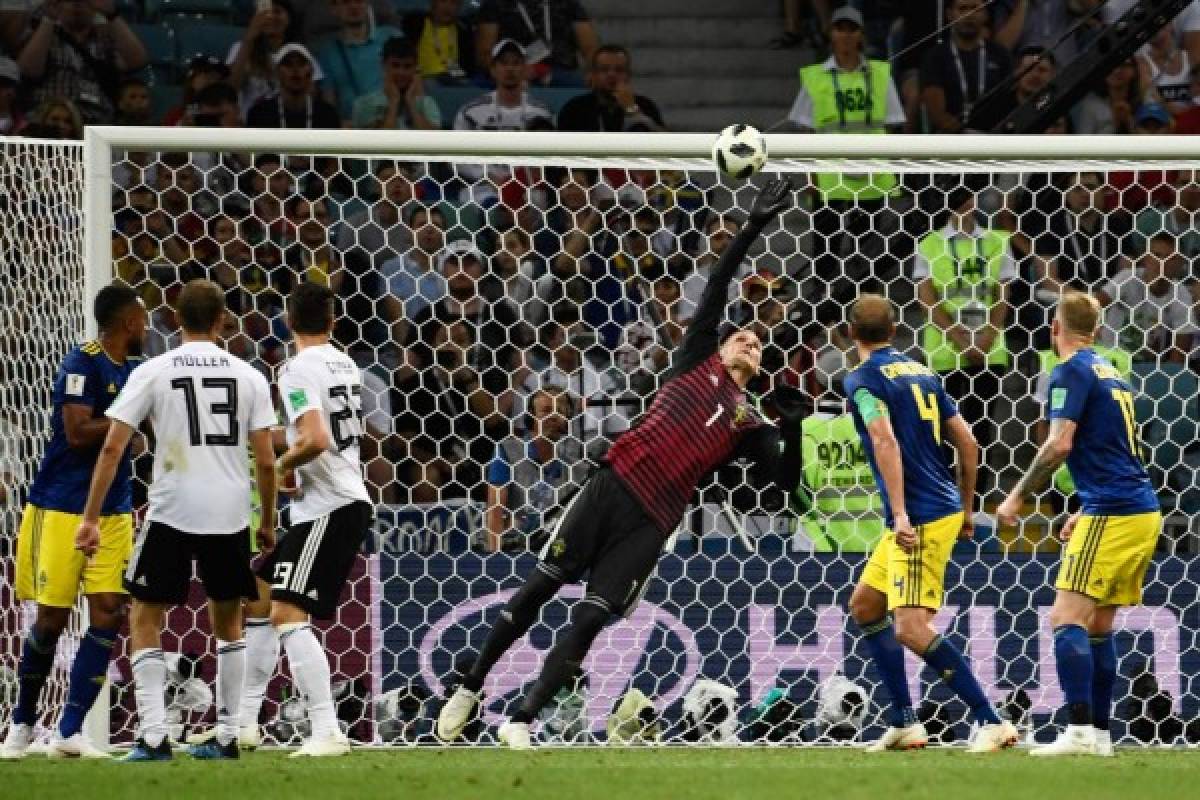 Sweden's goalkeeper Robin Olsen (C) tries to save a shot during the Russia 2018 World Cup Group F football match between Germany and Sweden at the Fisht Stadium in Sochi on June 23, 2018. / AFP PHOTO / Jonathan NACKSTRAND / RESTRICTED TO EDITORIAL USE - NO MOBILE PUSH ALERTS/DOWNLOADS