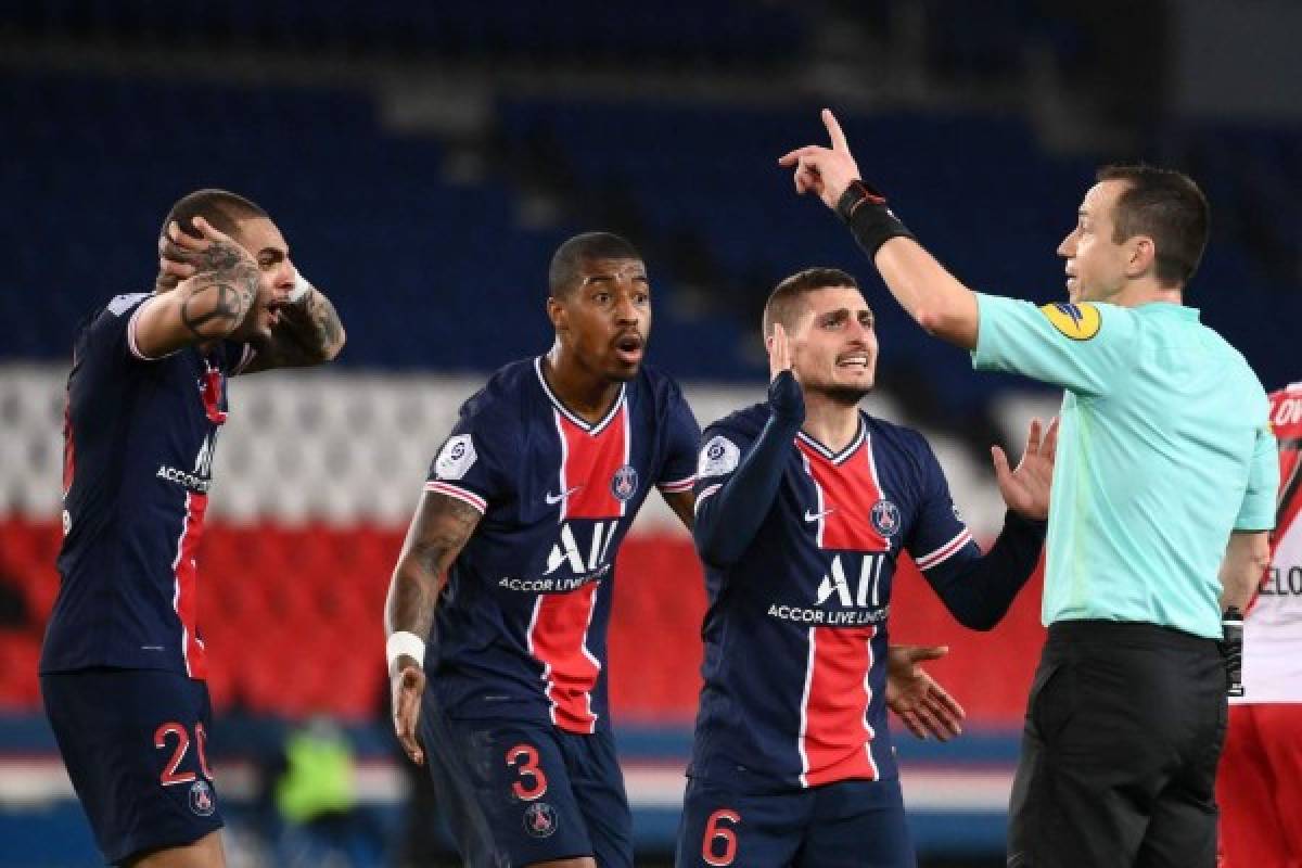 (LtoR) Paris Saint-Germain's French defender Layvin Kurzawa, Paris Saint-Germain's French defender Presnel Kimpembe and Paris Saint-Germain's Italian midfielder Marco Verratti argue with French referee Ruddy Buquet during the French L1 football match between Paris-Saint Germain (PSG) and AS Monaco FC at The Parc des Princes Stadium in Paris on February 21, 2021. (Photo by FRANCK FIFE / AFP)