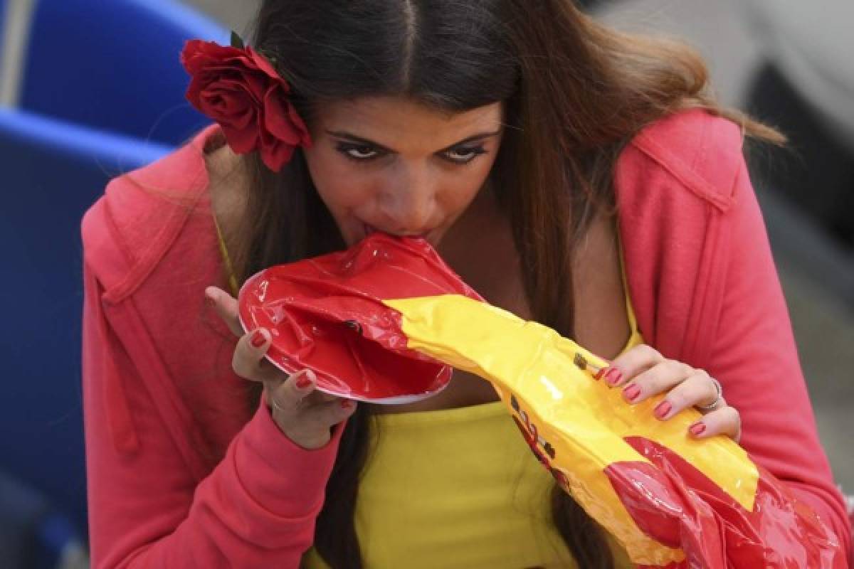 NO VISTE EN TV: Festejo de España, chicas lindas y jugador regaló sus botines