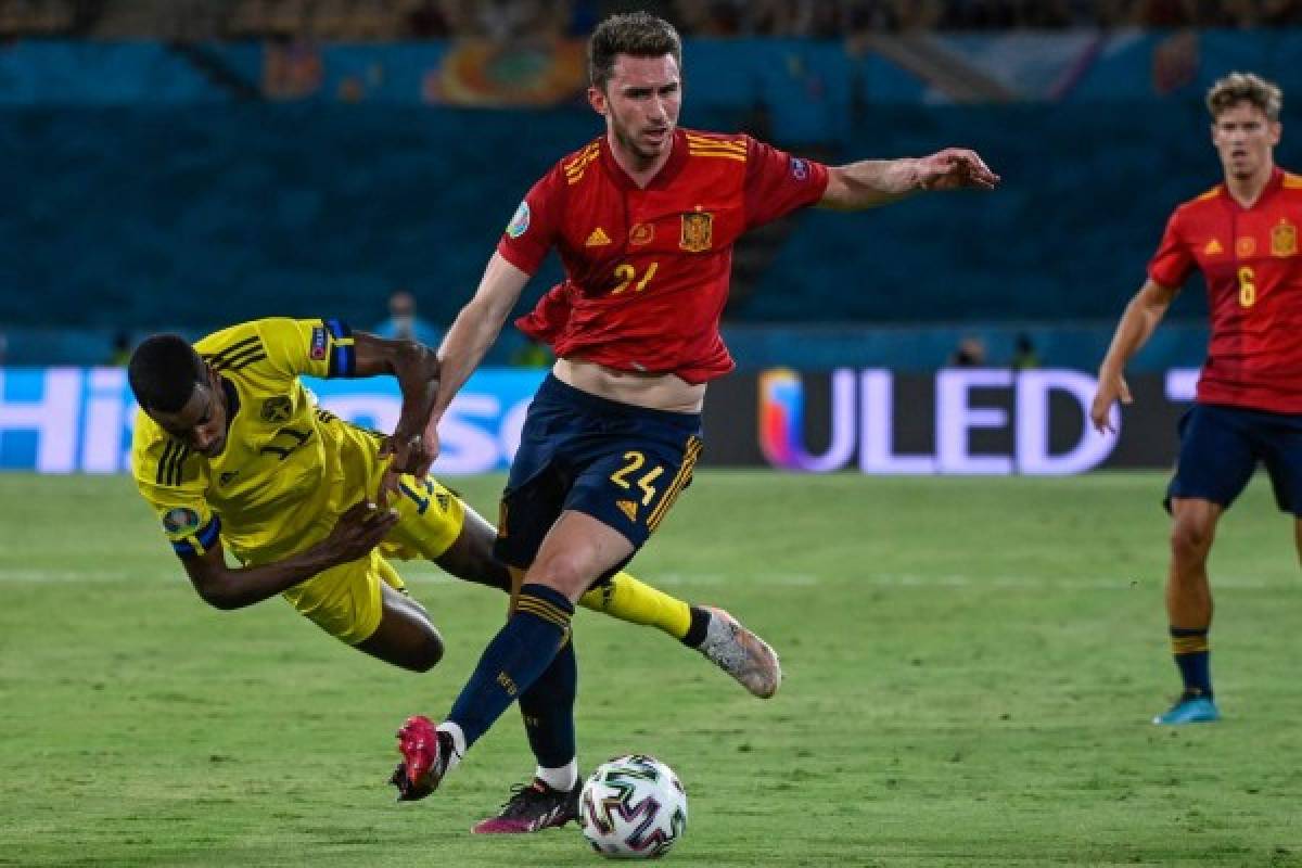Sweden's forward Alexander Isak (L) is challenged by Spain's defender Aymeric Laporte during the UEFA EURO 2020 Group E football match between Spain and Sweden at La Cartuja Stadium in Sevilla on June 14, 2021. (Photo by PIERRE-PHILIPPE MARCOU / POOL / AFP)
