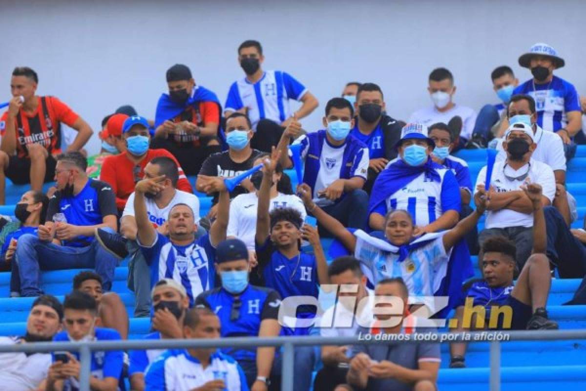 'Extraño a mi ex', 'mandilón': Las pancartas más curiosas y jocosas en el Estadio Olímpico