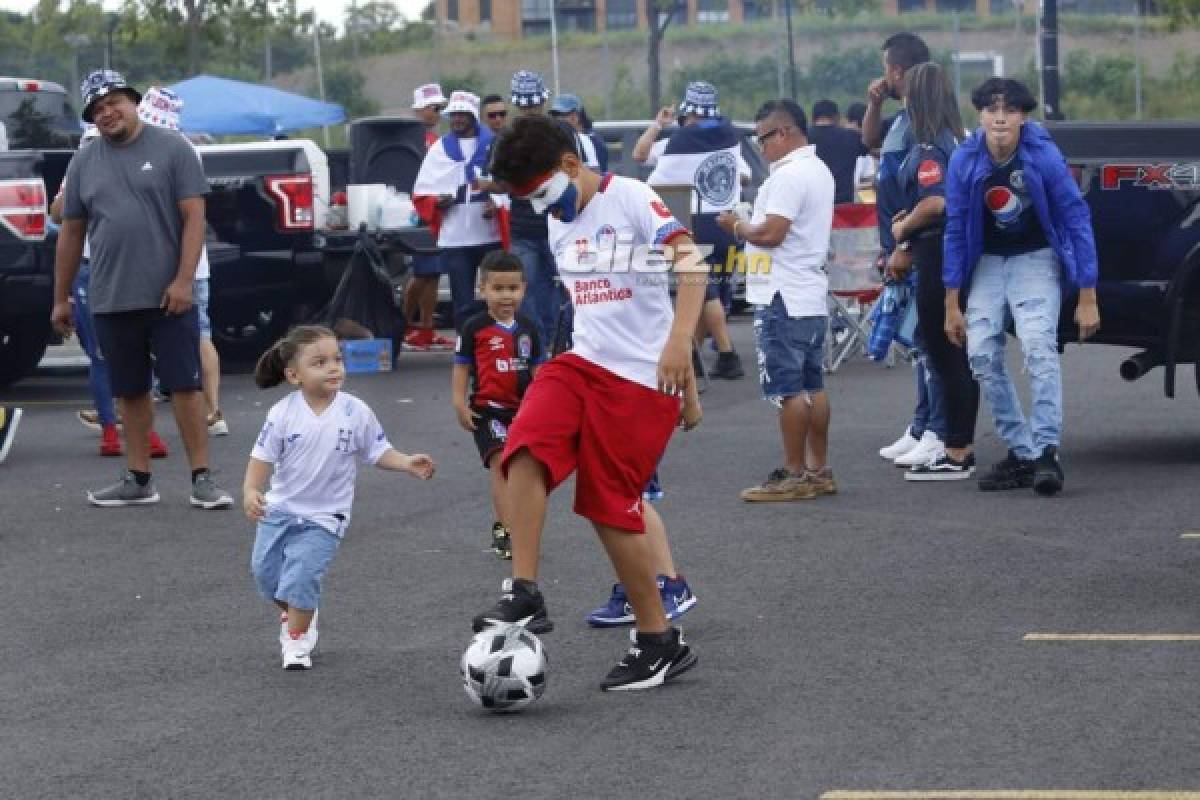 ¡Belleza y colorido! Ambientazo catracho en las afueras del Red Bull Arena para el Olimpia vs. Motagua