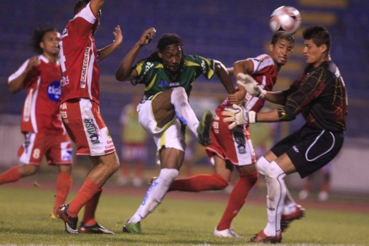 De famosos futbolistas a dirigir los dos grandes clásicos en Honduras: El pasado de los cuerpos técnicos