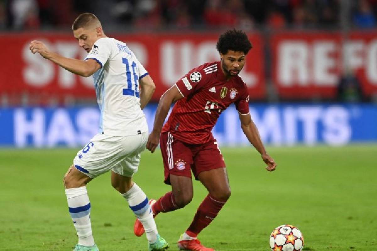 Dynamo Kiev's Ukrainian defender Vitaliy Mykolenko (L) and Bayern Munich's German midfielder Serge Gnabry vie for the ball during the UEFA Champions League Group E football match between FC Bayern Munich and FC Dynamo Kyiv in Munich, southern Germany, on September 29, 2021. (Photo by CHRISTOF STACHE / AFP)