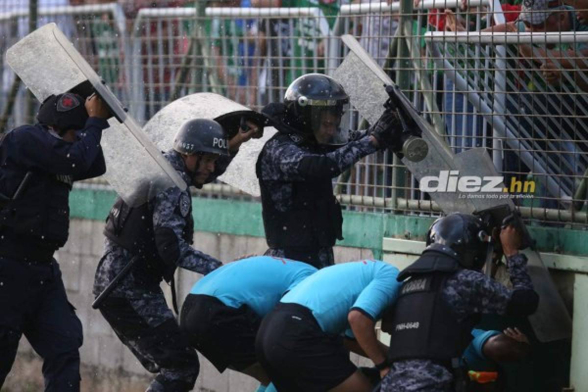 NO SE VIO: Aficionados terminan gaseados por la policía en el clásico sampedrano