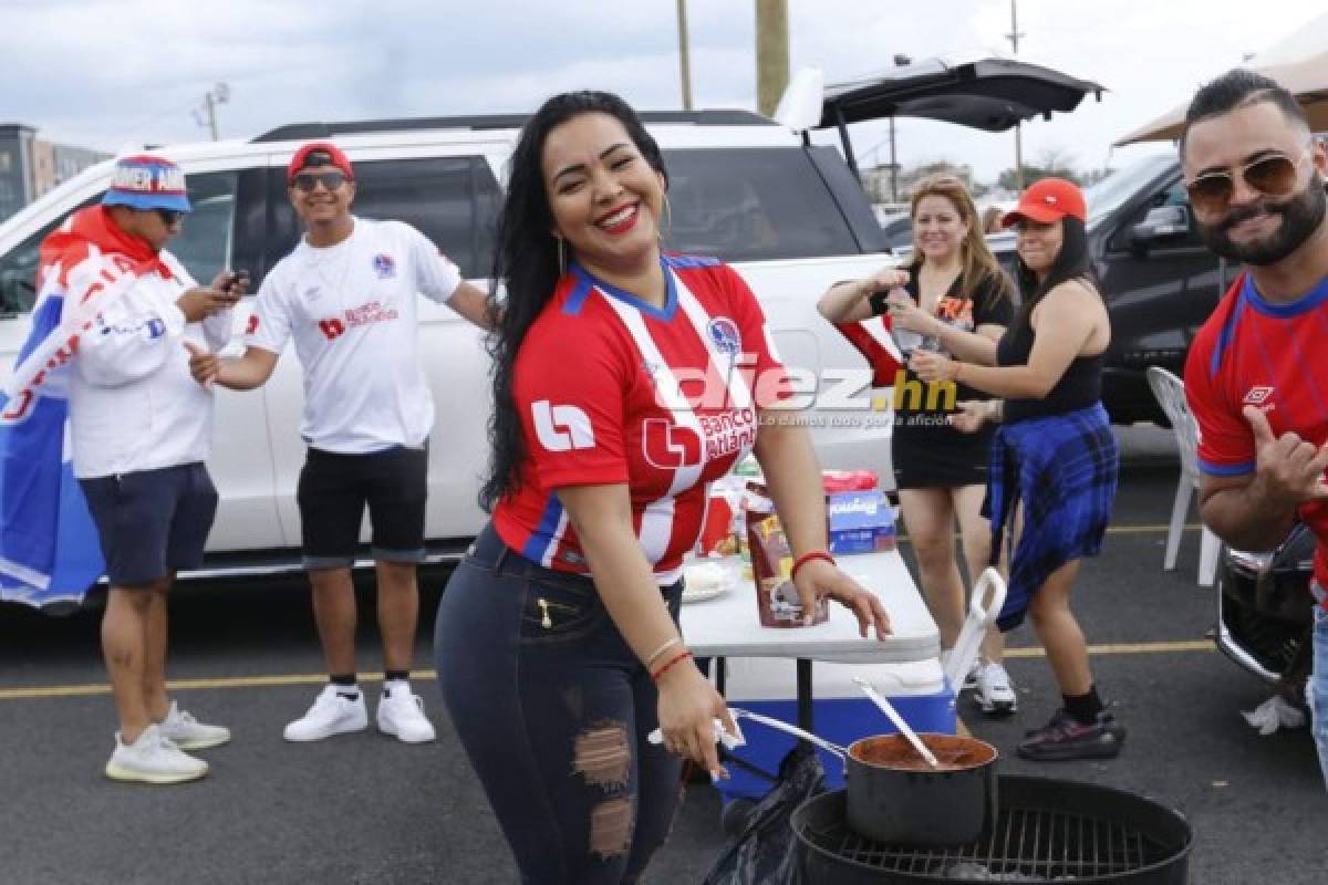 ¡Belleza y colorido! Ambientazo catracho en las afueras del Red Bull Arena para el Olimpia vs. Motagua