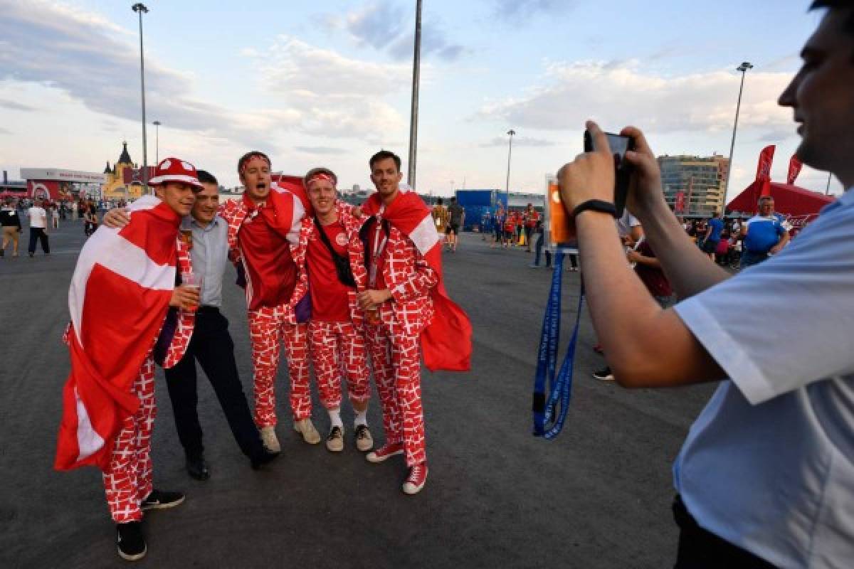 Denmark fans pose for a photo before the Russia 2018 World Cup round of 16 football match between Croatia and Denmark at the Nizhny Novgorod Stadium in Nizhny Novgorod on July 1, 2018. / AFP PHOTO / Alexander NEMENOV / RESTRICTED TO EDITORIAL USE - NO MOBILE PUSH ALERTS/DOWNLOADS