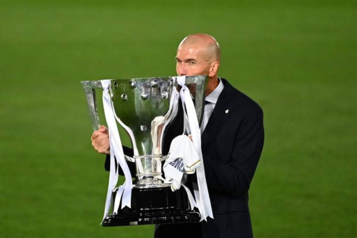 El beso a Zidane y a la Copa: Locura en la celebración del Real Madrid tras quedarse con el título de LaLiga