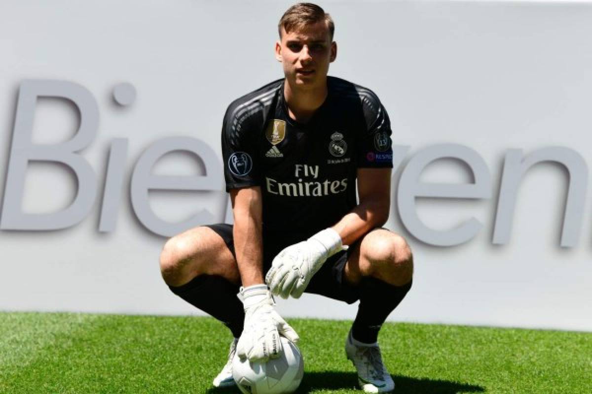 Real Madrid's new Ukrainian goalkeeper Andriy Lunin poses on the pitch during his official presentation at the Santiago Bernabeu Stadium in Madrid on July 23, 2018. / AFP PHOTO / JAVIER SORIANO