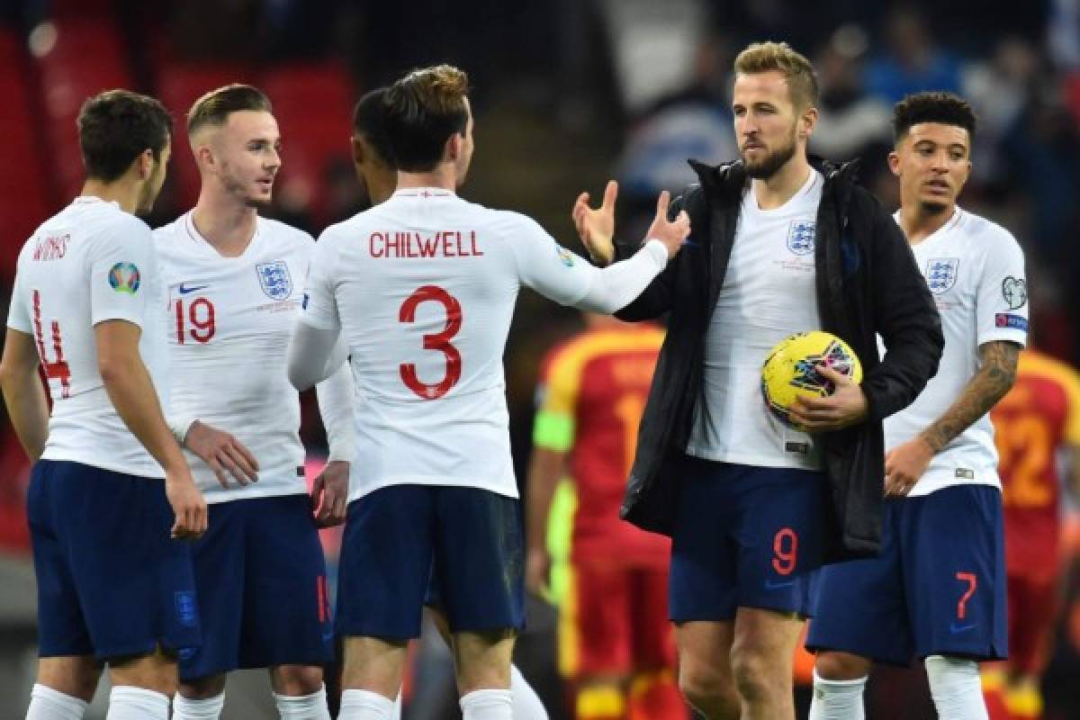 England's striker Harry Kane (2nd R) holding the match ball thanks his teammates on the pitch after the UEFA Euro 2020 qualifying first round Group A football match between England and Montenegro at Wembley Stadium in London on November 14, 2019. - England won the game 7-0. (Photo by Glyn KIRK / AFP) / NOT FOR MARKETING OR ADVERTISING USE / RESTRICTED TO EDITORIAL USE
