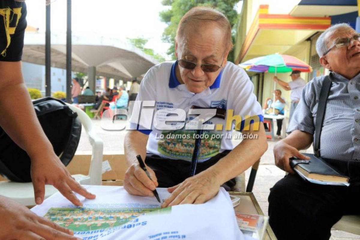 EN FOTOS: Así vendió Chelato souvenirs en el parque Tegucigalpa  