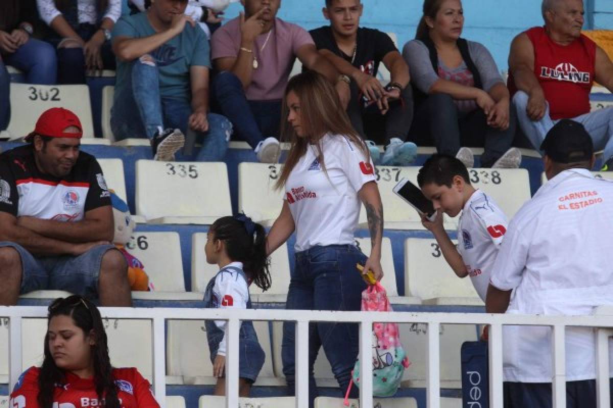 ¿QUIÉN ES? La sexy mujer que puso de cabeza el estadio Nacional... ¡todos la miraban!