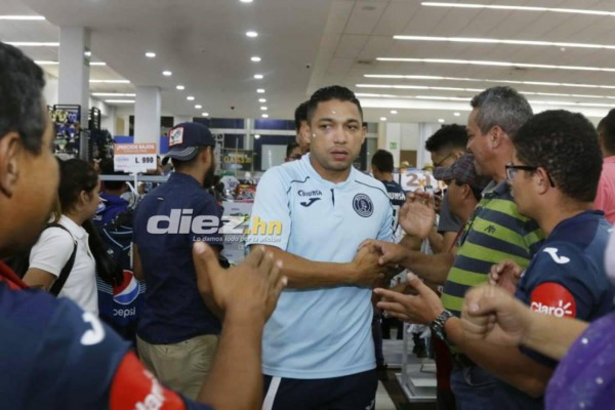 Dos chicas hermosas: Afición del Motagua acuerpa a su equipo previo al clásico ante Olimpia