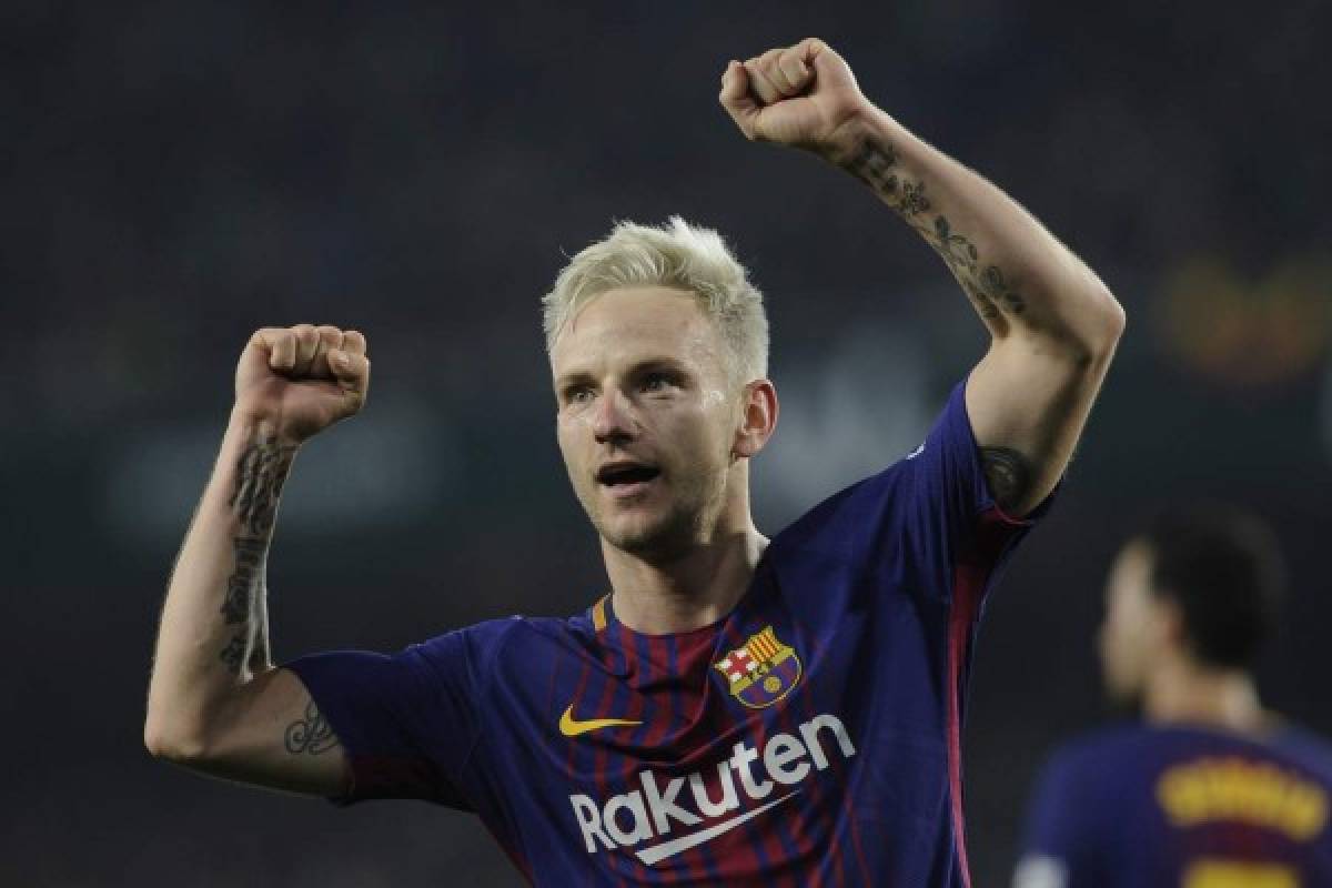 Barcelona's Croatian midfielder Ivan Rakitic celebrates after scoring a goal during the Spanish league football match between Real Betis and FC Barcelona at the Benito Villamarin stadium in Sevilla on January 21, 2018. / AFP PHOTO / CRISTINA QUICLER