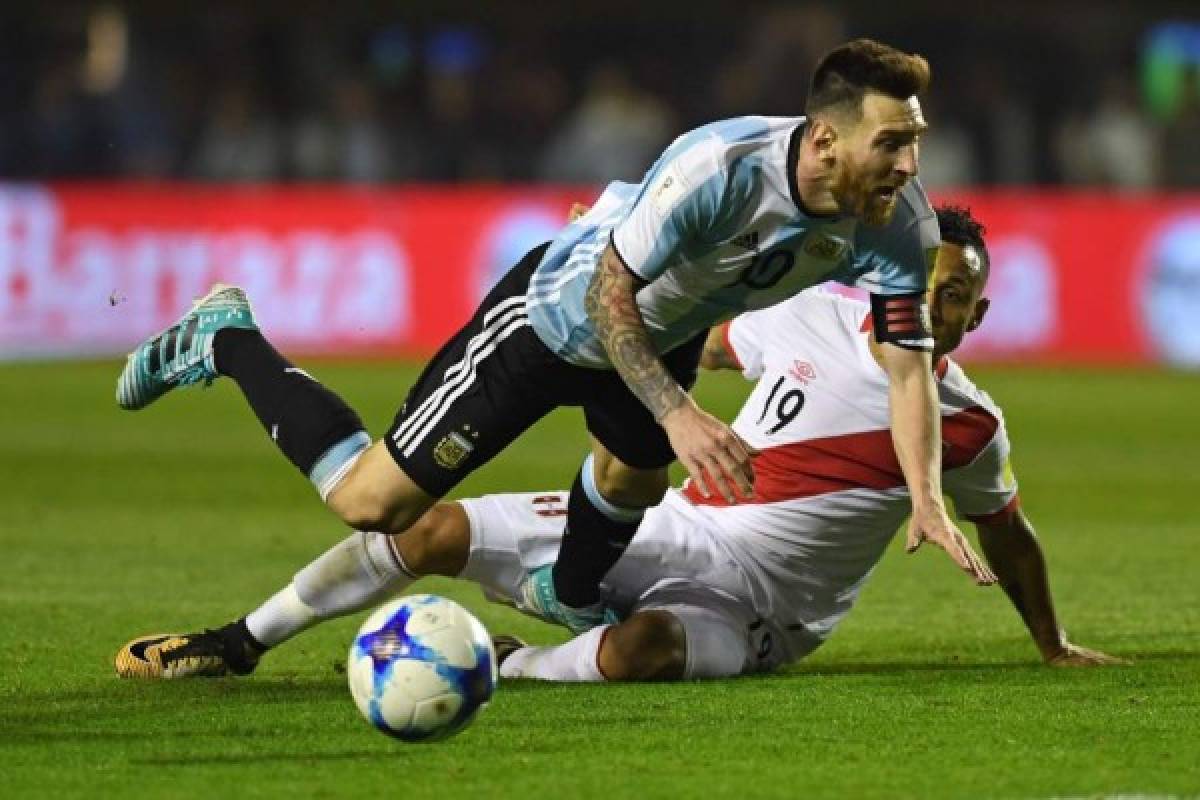Argentina's Lionel Messi (L) and Peru's Victor Yotun vie for the ball during their 2018 World Cup qualifier football match in Buenos Aires on October 5, 2017. / AFP PHOTO / EITAN ABRAMOVICH
