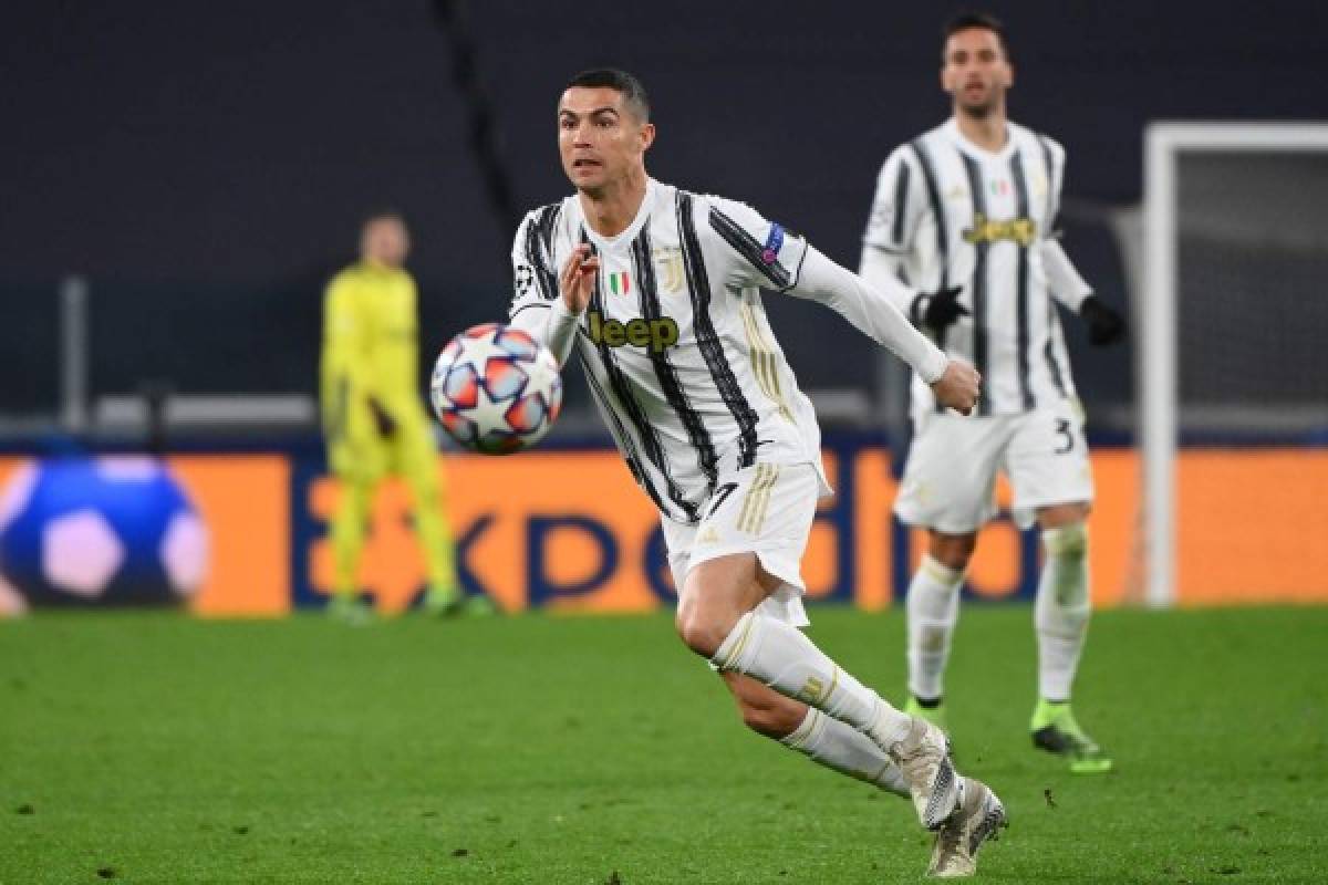 Juventus' Portuguese forward Cristiano Ronaldo runs with the ball during the UEFA Champions League Group G football match Juventus vs Dynamo Kiev on December 2, 2020 at the Juventus stadium in Turin. (Photo by Vincenzo PINTO / AFP)
