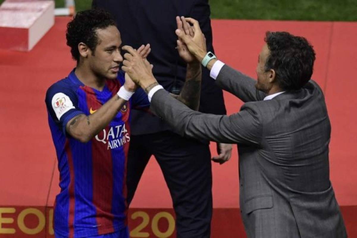 Barcelona's coach Luis Enrique (R) and Barcelona's Brazilian forward Neymar after winning the Spanish Copa del Rey (King's Cup) final football match FC Barcelona vs Deportivo Alaves at the Vicente Calderon stadium in Madrid on May 27, 2017. / AFP PHOTO / JAVIER SORIANO