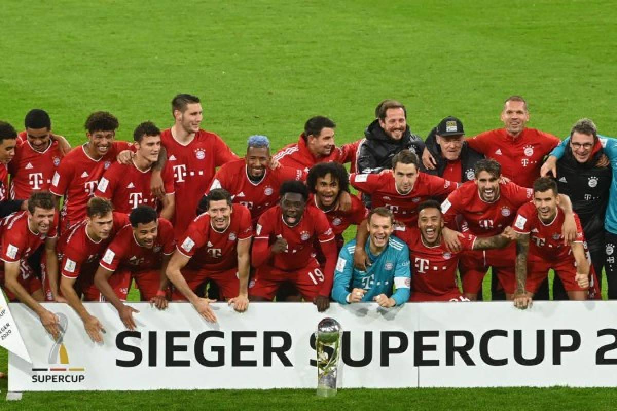 Bayern Munich's players celebrate with the trophy after winning the German Supercup football match FC Bayern Munich v BVB Borussia Dortmund in Munich, Southern Germany, on September 30, 2020. (Photo by CHRISTOF STACHE / various sources / AFP) / DFL REGULATIONS PROHIBIT ANY USE OF PHOTOGRAPHS AS IMAGE SEQUENCES AND/OR QUASI-VIDEO
