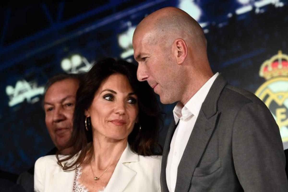 Real Madrid´s newly appointed French coach Zinedine Zidane poses with his wife Veronique after giving a press conference on March 11, 2019 in Madrid. - Zinedine Zidane has made a sensational return as coach of Real Madrid after Santiago Solari's sacking was finally confirmed. Zidane has been given a contract until June 2022, just nine months after he resigned at the end of last season, having led Madrid to an historic third consecutive Champions League triumph. (Photo by PIERRE-PHILIPPE MARCOU / AFP)