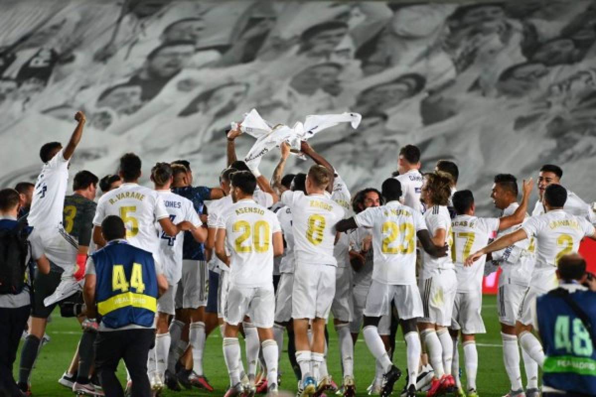 El beso a Zidane y a la Copa: Locura en la celebración del Real Madrid tras quedarse con el título de LaLiga