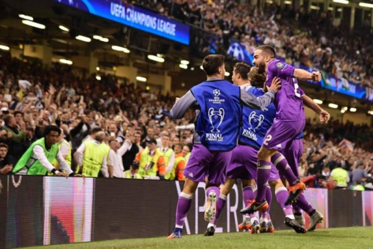 Real Madrid's Portuguese striker Cristiano Ronaldo (2nd L) celebrates with teammates after scoring their third goal during the UEFA Champions League final football match between Juventus and Real Madrid at The Principality Stadium in Cardiff, south Wales, on June 3, 2017. / AFP PHOTO / JAVIER SORIANO
