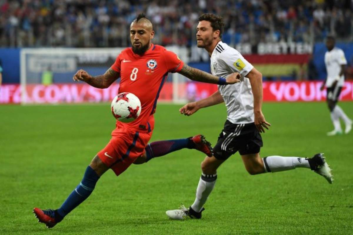 Chile's midfielder Arturo Vidal (L) vies with Germany's defender Jonas Hector during the 2017 Confederations Cup final football match between Chile and Germany at the Saint Petersburg Stadium in Saint Petersburg on July 2, 2017. / AFP PHOTO / Kirill KUDRYAVTSEV