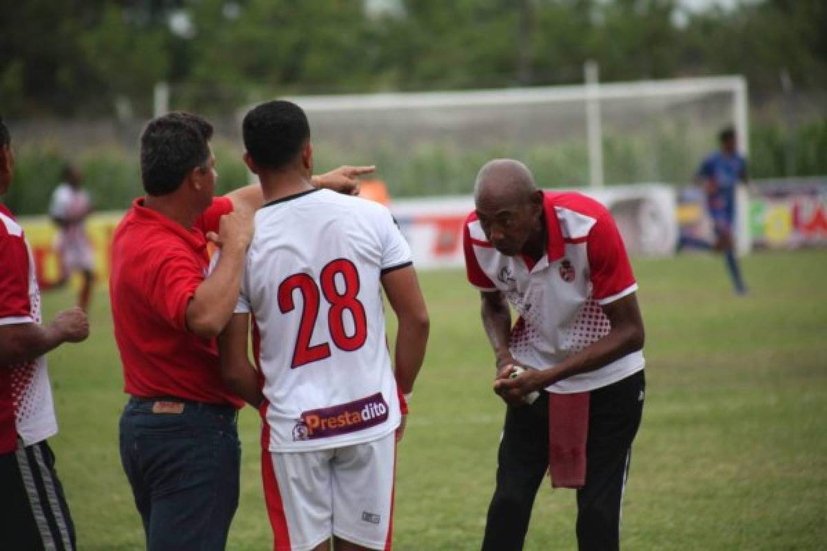 NO SE VIO: Futbolistas oliendo alcohol y pieza del Vida con cinta adhesiva en su camisa