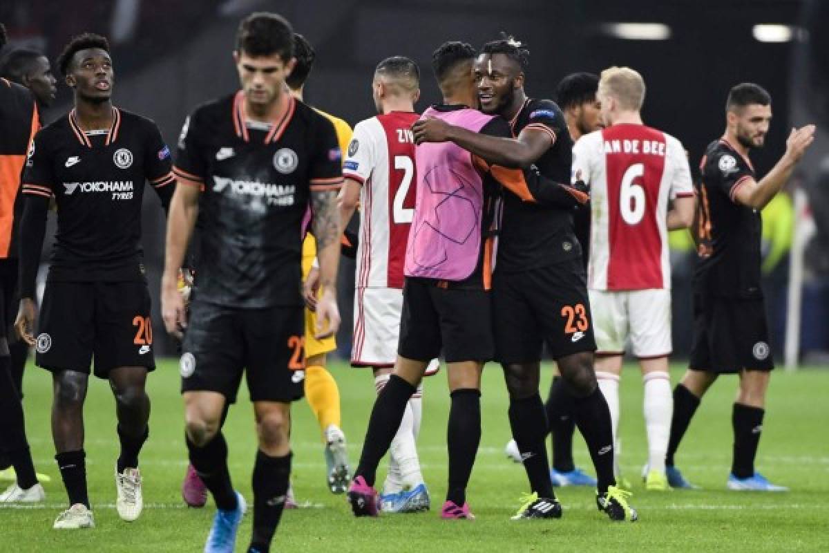 Chelsea's Belgian striker Michy Batshuayi is congratulated by team-players at the end of the UEFA Champions League Group H football match between Ajax Amsterdam and Chelsea on October 23, 2019 at the Johan Cruijff Arena, in Amsterdam. (Photo by John THYS / AFP)