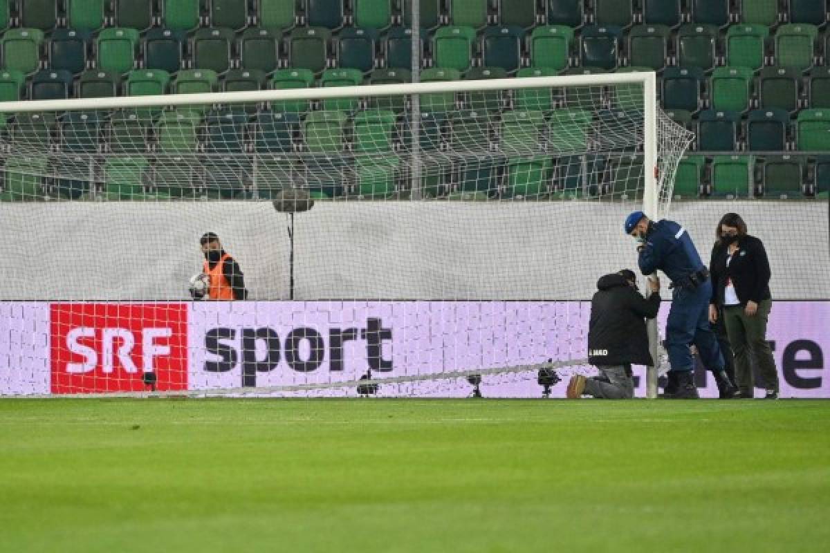 Staffs tries to repair the goal prior to the FIFA World Cup Qatar 2022 Group C qualification football match between Switzerland and Lithuania at the Kybunpark Stadium in St. Gallen on March 28, 2021. (Photo by Fabrice COFFRINI / AFP)