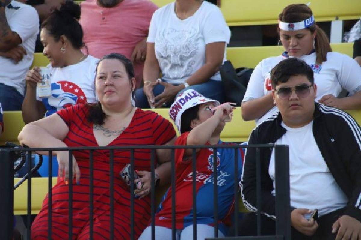 La catracha de rizos 'radiantes', Troglio aclamado y el hincha de lujo en las gradas del amistoso de Olimpia