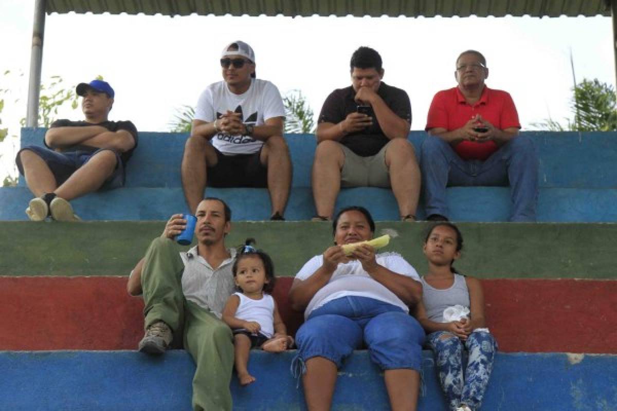 ¡Qué curioso! Venta de boletos, gradas de madera, camerinos de cemento... así es el ascenso en Honduras