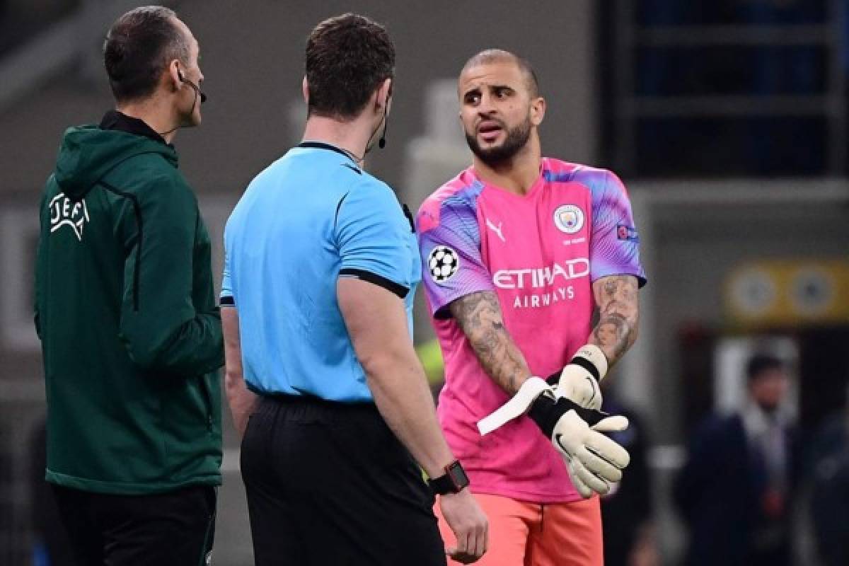 Manchester City's English defender Kyle Walker (R) prepares to enter the pitch as a replacing goalkeeper during the UEFA Champions League Group C football match Atalanta Bergamo vs Manchester City on November 6, 2019 at the San Siro stadium in Milan. (Photo by Marco Bertorello / AFP)