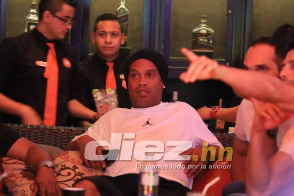 EN FOTOS: Así vivió Ronaldinho el clásico Barcelona-Real Madrid en Honduras