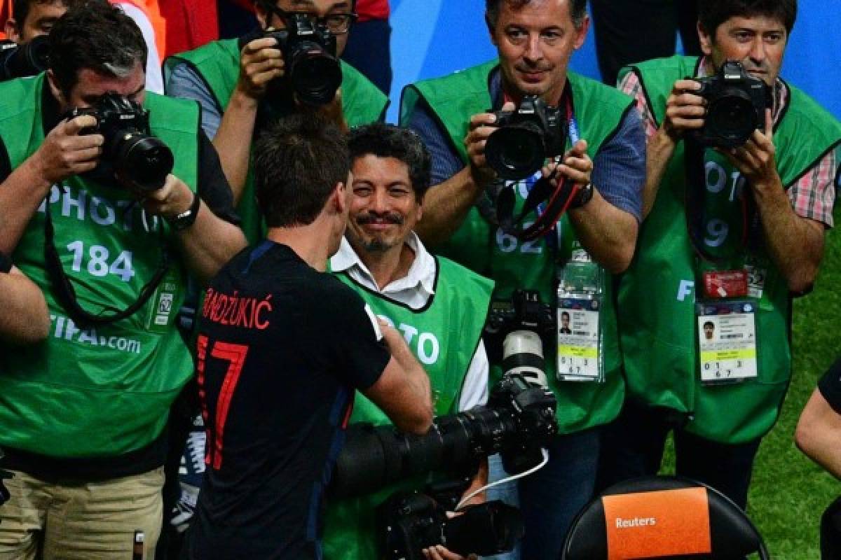 Fotógrafo de El Salvador recibe beso de croata en gol de Mandzukic