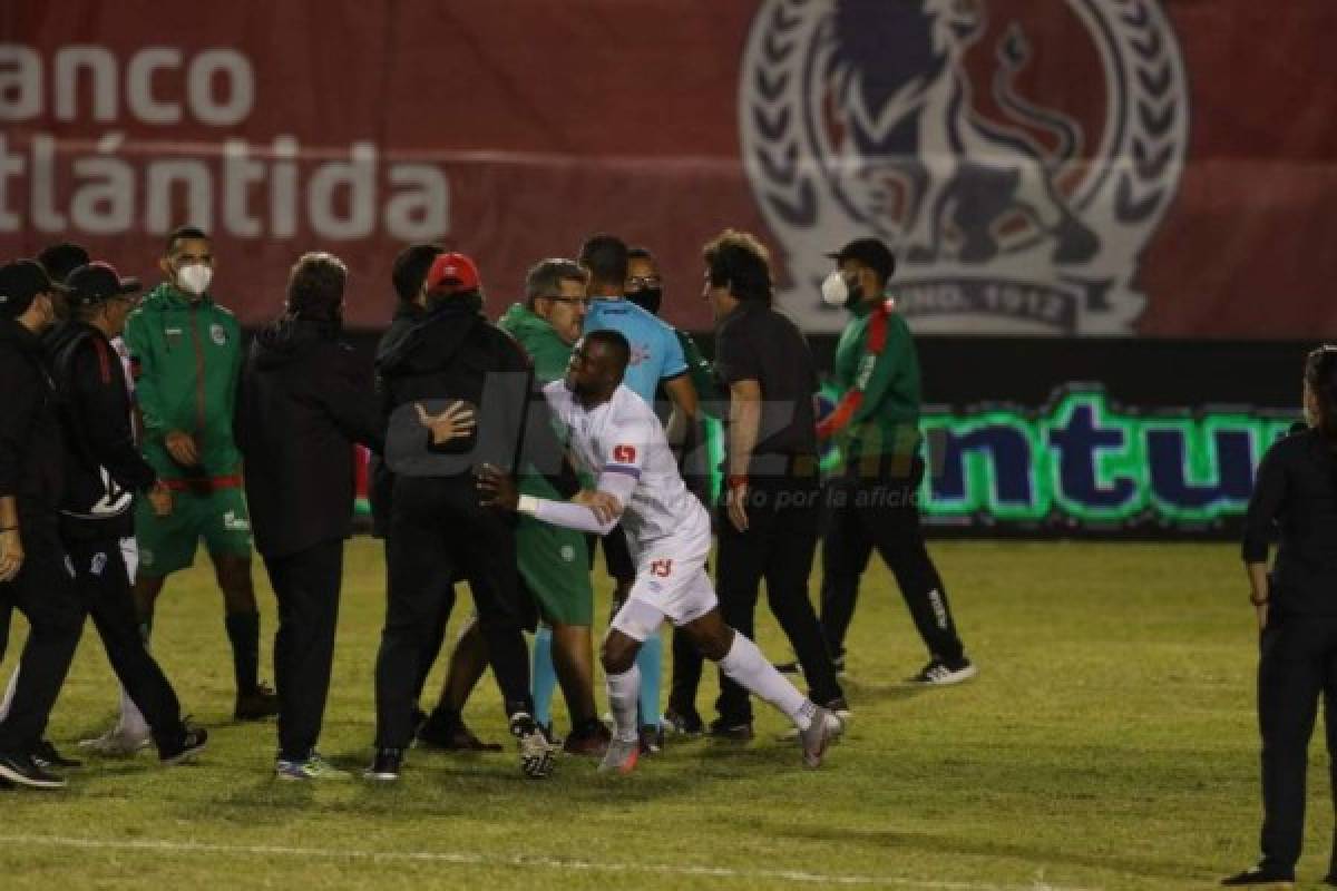 La bronca de Troglio y zafarrancho de Olimpia ante Marathón en el Nacional: ¡botellazo a Techera!