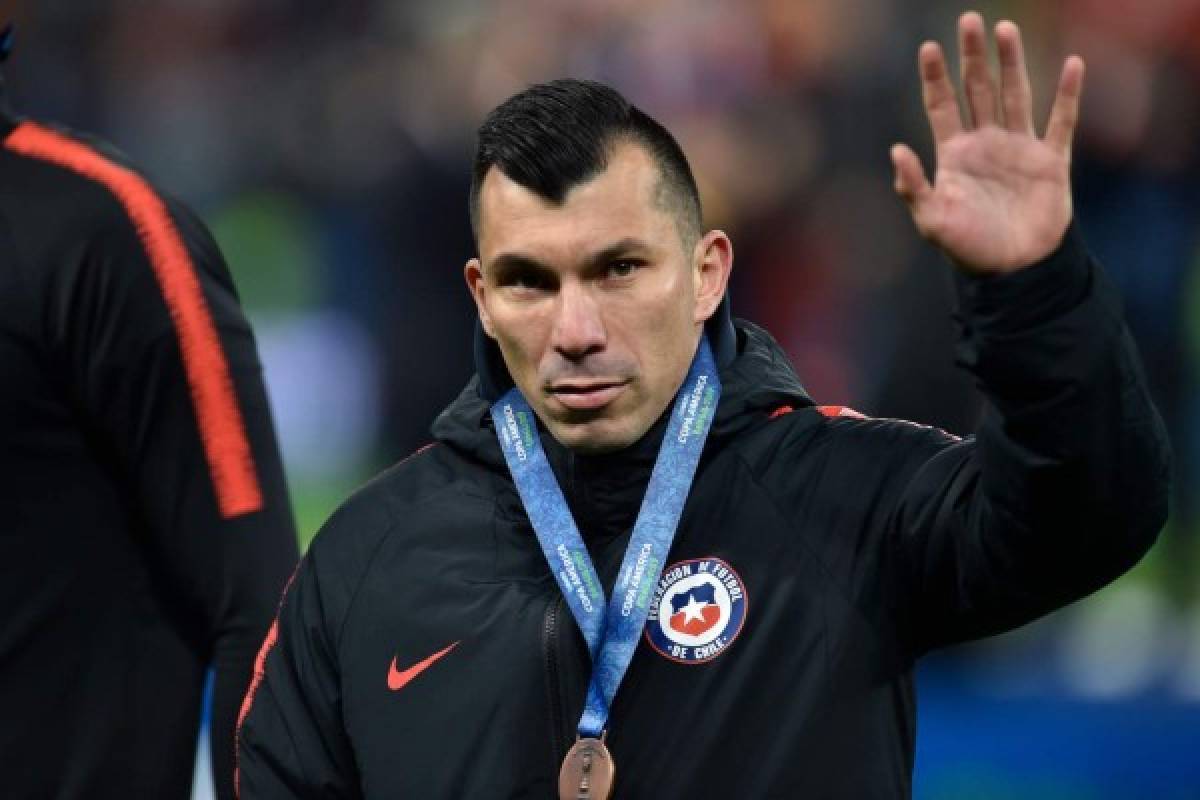 Chile's Gary Medel waves after receiving the copper medal after losing to Argentina 2-1 in the Copa America football tournament third-place match at the Corinthians Arena in Sao Paulo, Brazil, on July 6, 2019. (Photo by Douglas MAGNO / AFP)
