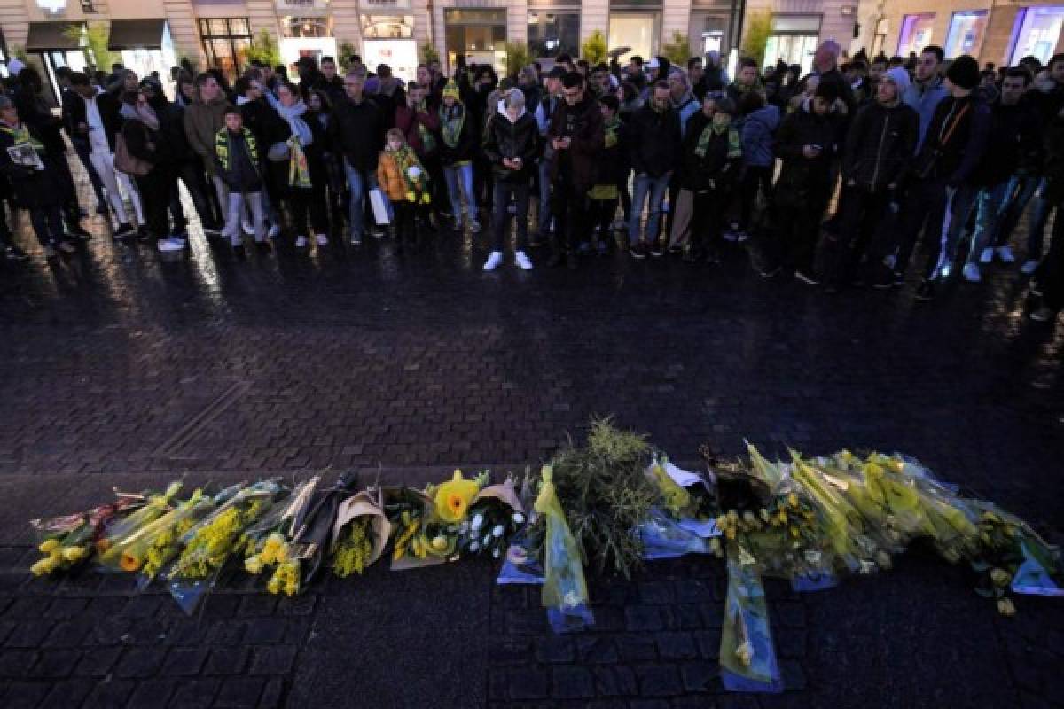 Llanto y oraciones: Conmovedor homenaje a Emiliano Sala por parte de los hinchas del Nantes