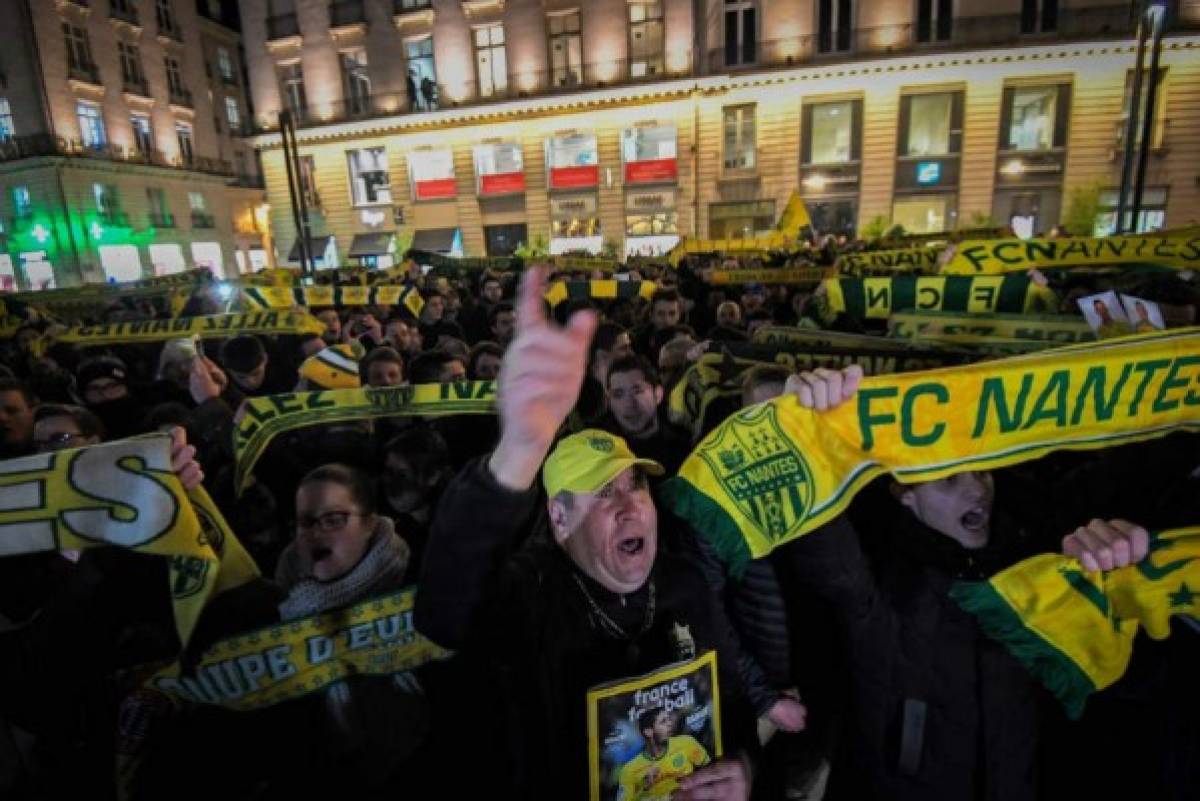 Llanto y oraciones: Conmovedor homenaje a Emiliano Sala por parte de los hinchas del Nantes