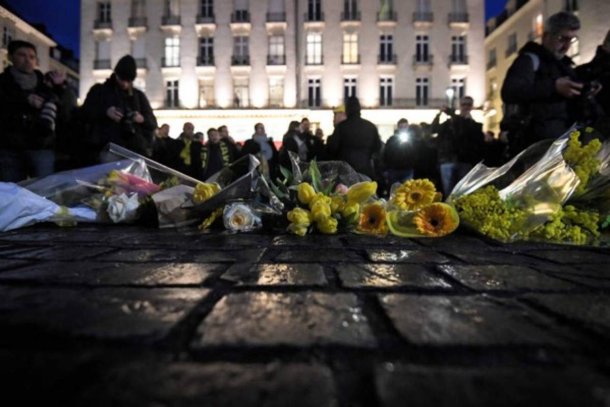 Llanto y oraciones: Conmovedor homenaje a Emiliano Sala por parte de los hinchas del Nantes