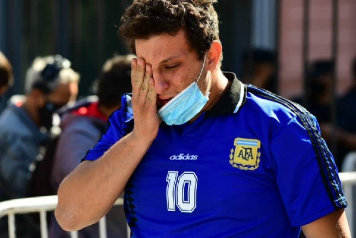 Desgarrador y todos llorando: Así le dieron el último adiós a Diego Maradona en Argentina  