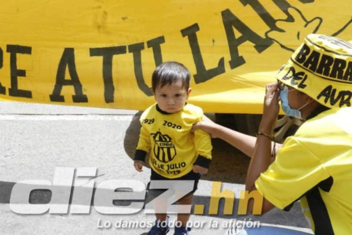 'Rip Marathón': Así fue el espectacular banderazo de los aficionados de Real España previo al Clásico