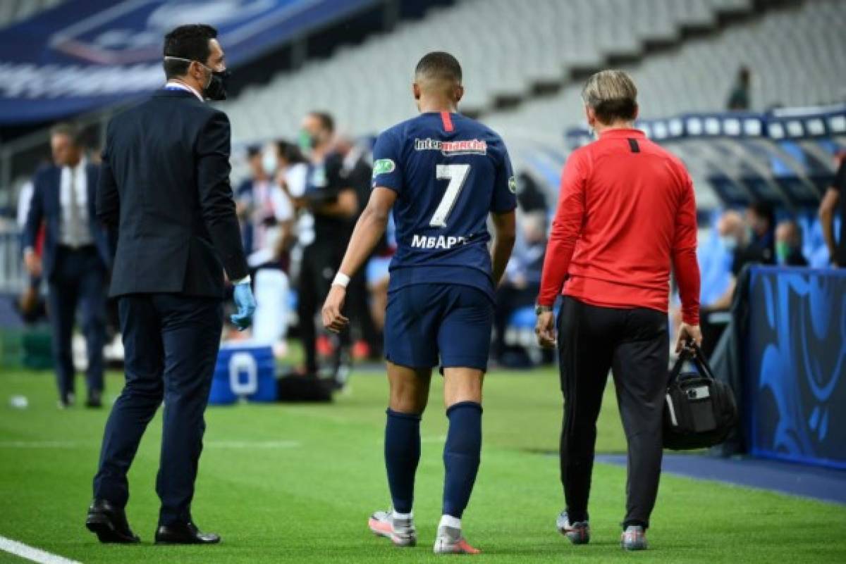 Fotos: Mbappé, entre lágrimas y en muletas, la tremenda pelea por su lesión y el festejo del PSG