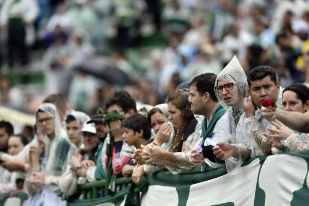 ¡Desgarrador! Brasil despide entre lágrimas y aplausos a los jugadores del Chapecoense