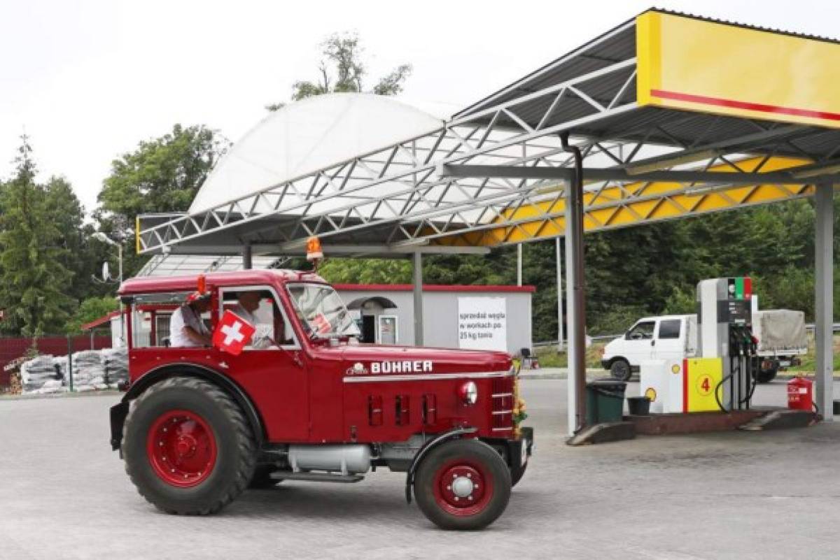 Un tractor y 1,200 millas: La curiosa historia de tres amigos para llegar a Rusia 2018